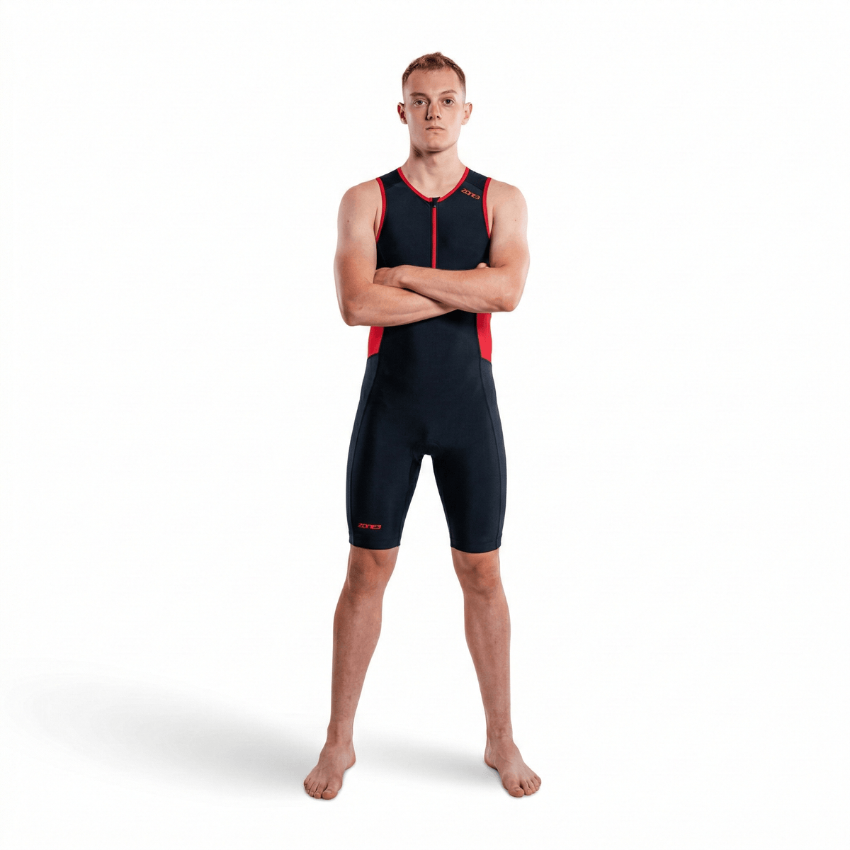 Hombre con el trisuit Activate sin mangas en negro y rojo, sobre fondo blanco