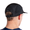 Persona con la gorra de running de 5 paneles en negro y el logotipo de zone3, sobre fondo blanco