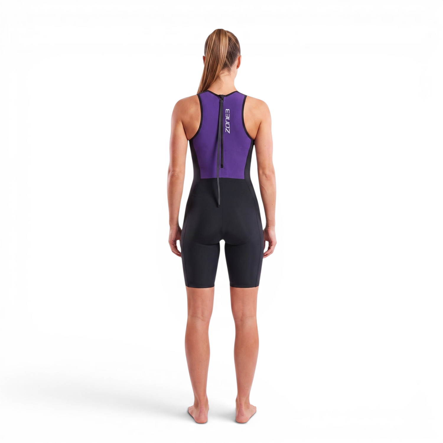Vista trasera de una mujer con el Swimskin Streamline sin mangas en negro, sobre fondo blanco.