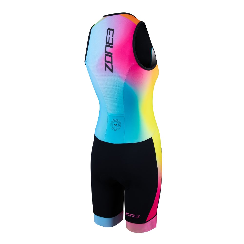 Vista trasera del mismo trisuit de triatlón sin mangas, con la marca ZONE3 a lo largo de la columna y la continuación del diseño degradado en rosa, amarillo y azul.