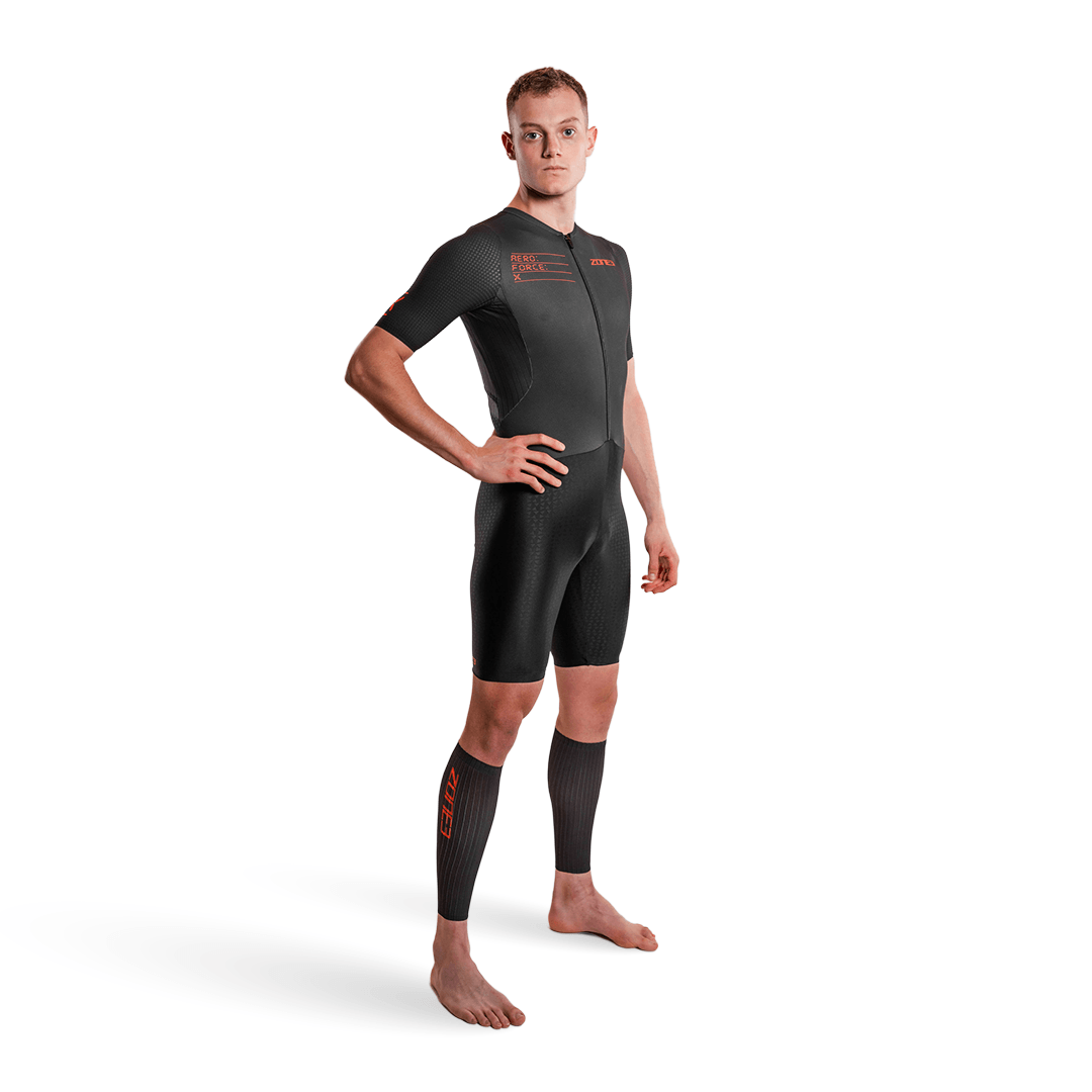 Hombre con el trisuit Aeroforce-X de Zone3, sobre fondo blanco