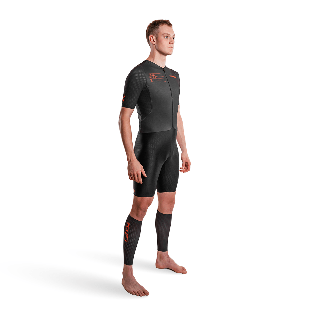 Hombre con el trisuit Aeroforce-X de Zone3, sobre fondo blanco
