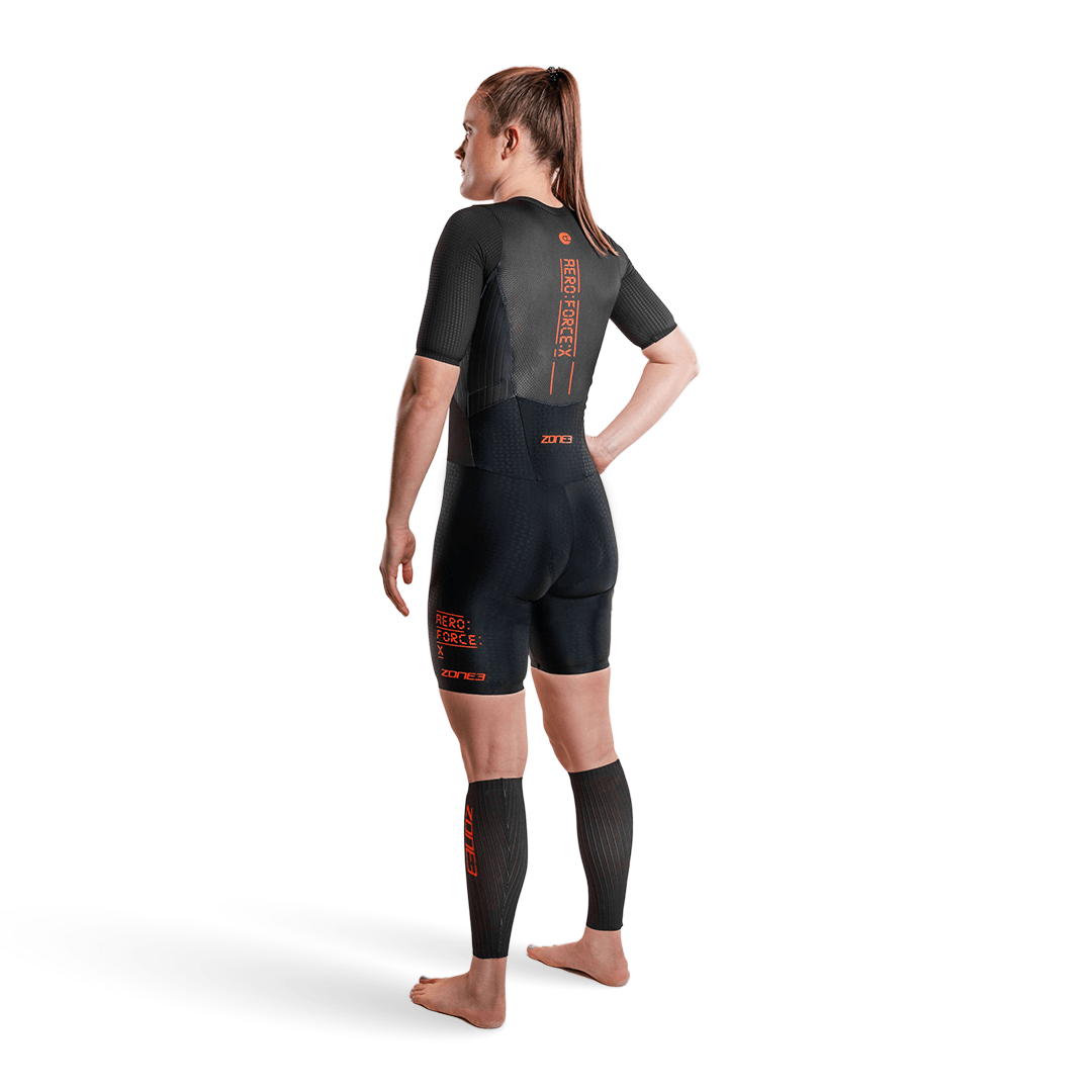 Mujer con el trisuit Aeroforce-X de Zone3, sobre fondo blanco