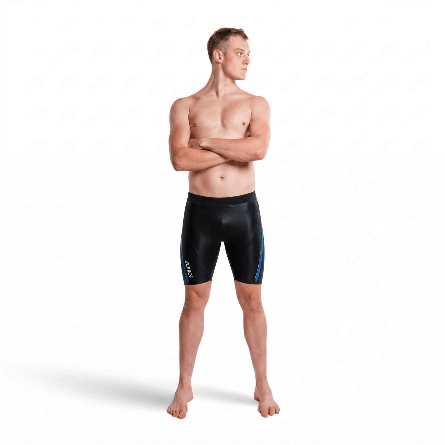 Hombre con jammer de natación negro sobre fondo blanco