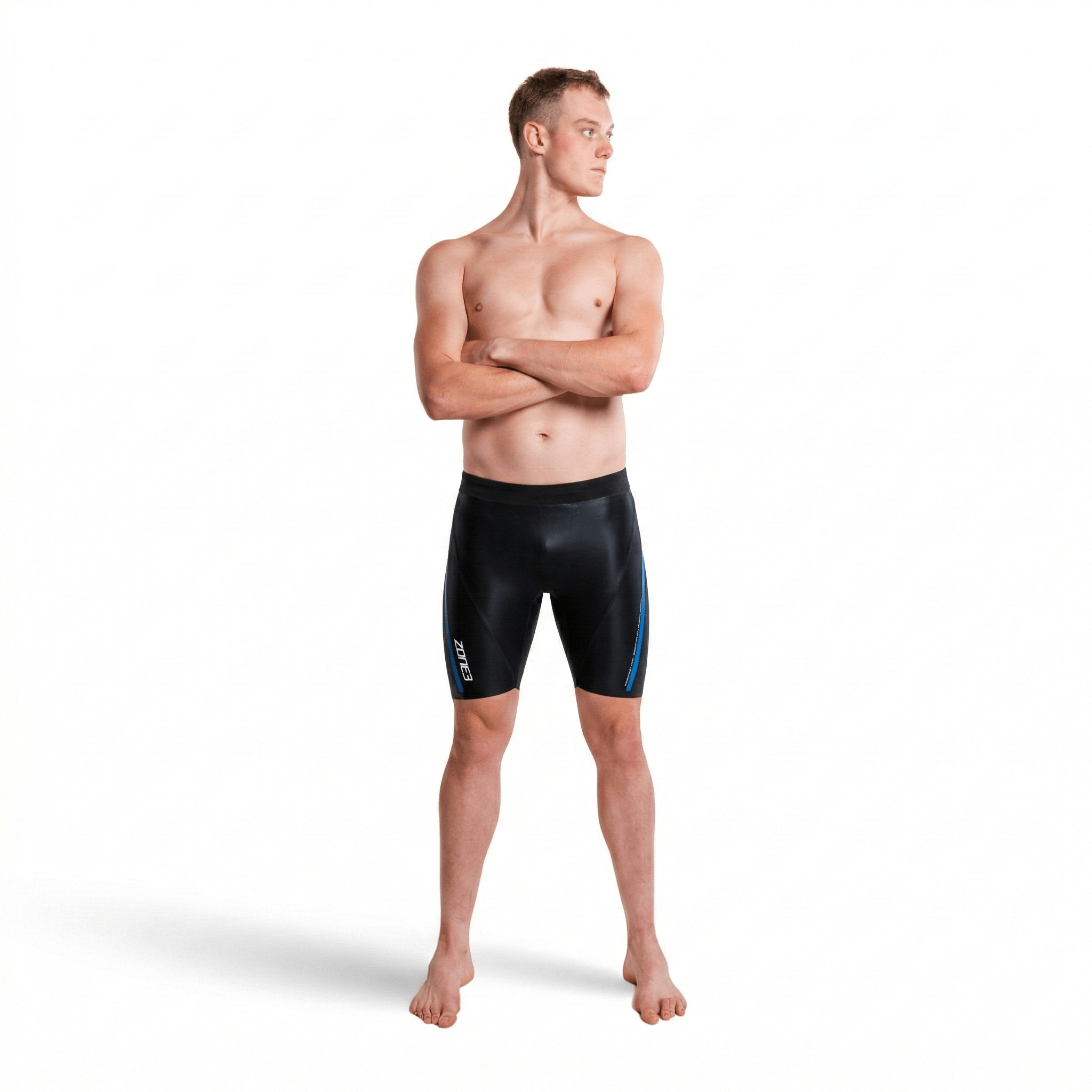 Hombre con jammer de natación negro sobre fondo blanco