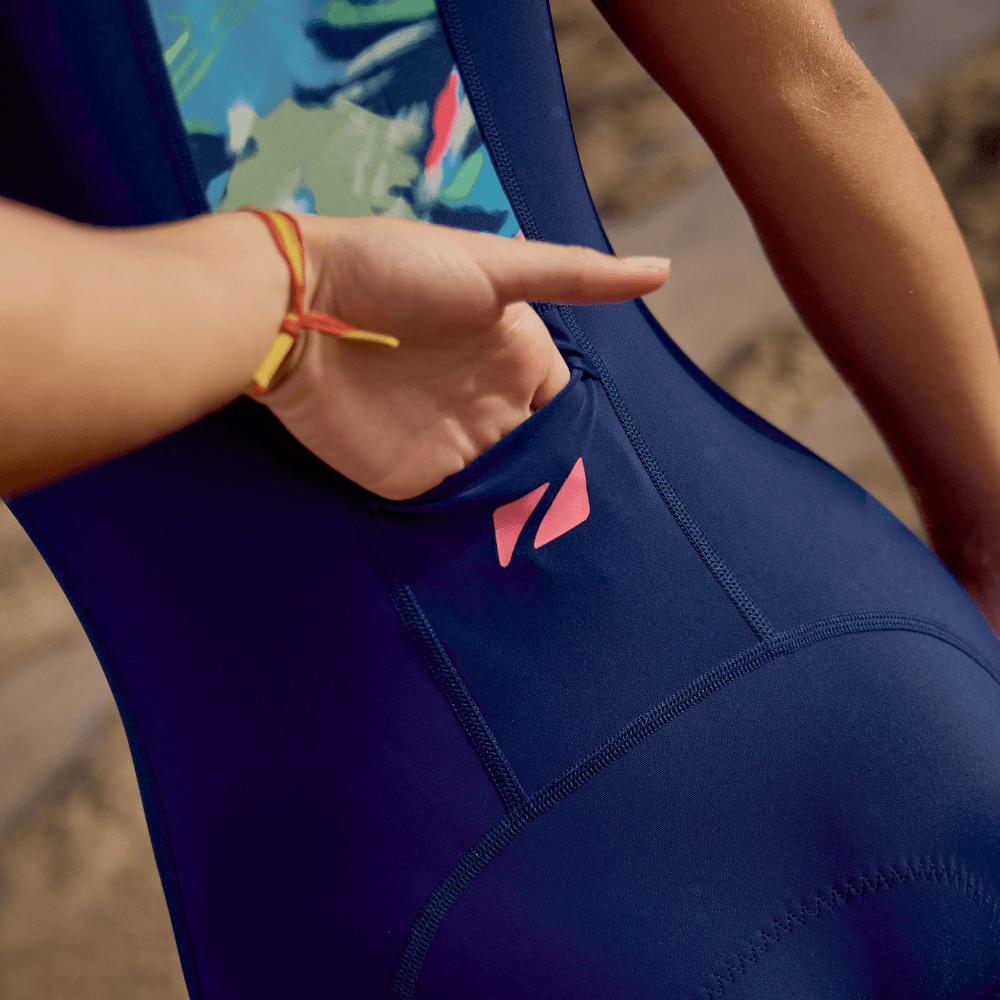 Detalle del trisuit con estampado digital infantil, mostrando un práctico bolsillo y un diseño con estilo para jóvenes atletas.