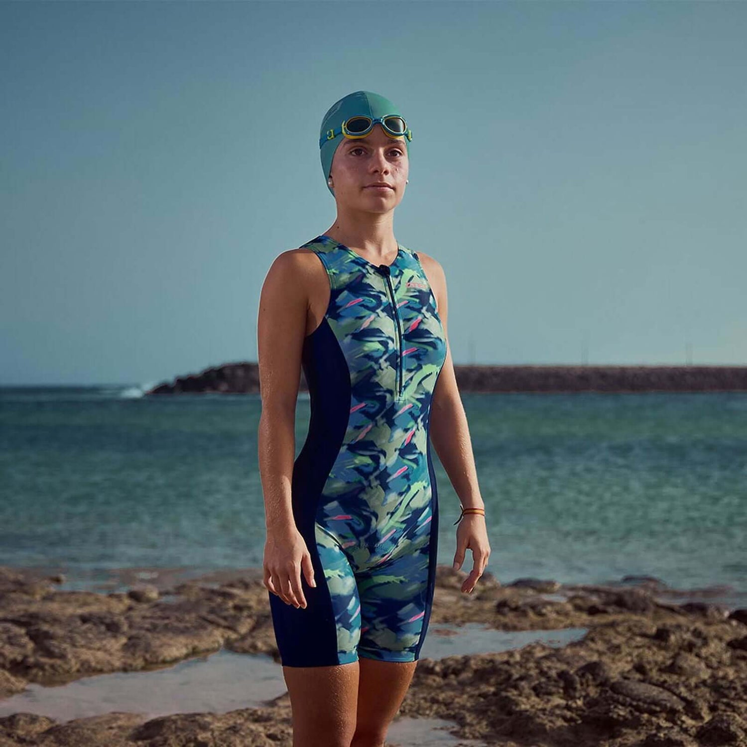 Trisuit con estampado digital para niños, diseñado para triatlón, con colores vivos y un diseño elegante.