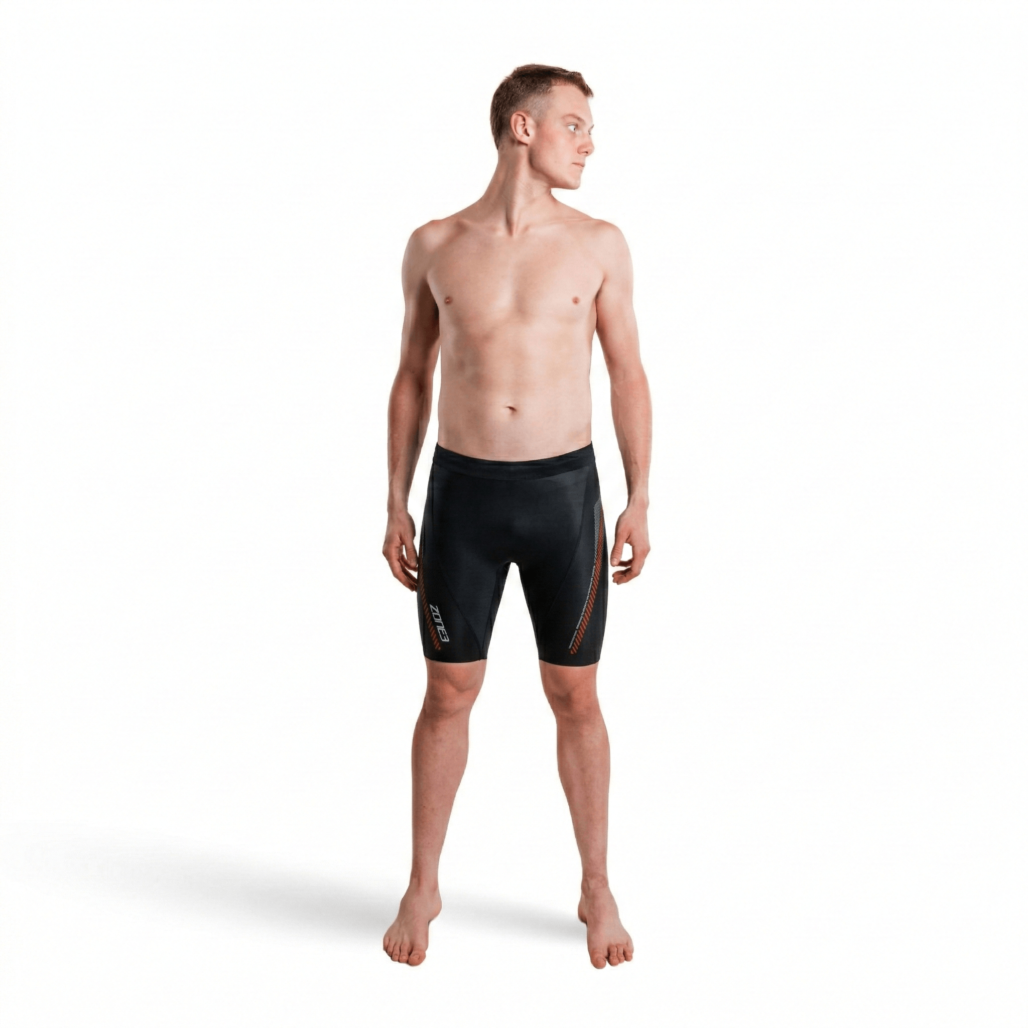 Vista frontal de un hombre sin camiseta con el Buoyancy Short premium de 5/3mm en negro, con detalles rojos.