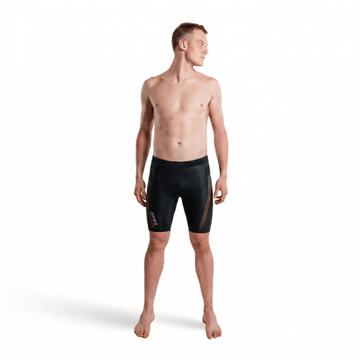 Vista frontal de un hombre sin camiseta con el Buoyancy Short premium de 5/3mm en negro, con detalles rojos.