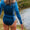 Fato de mergulho Yulex® de neoprene azul para mulher com mangas compridas.