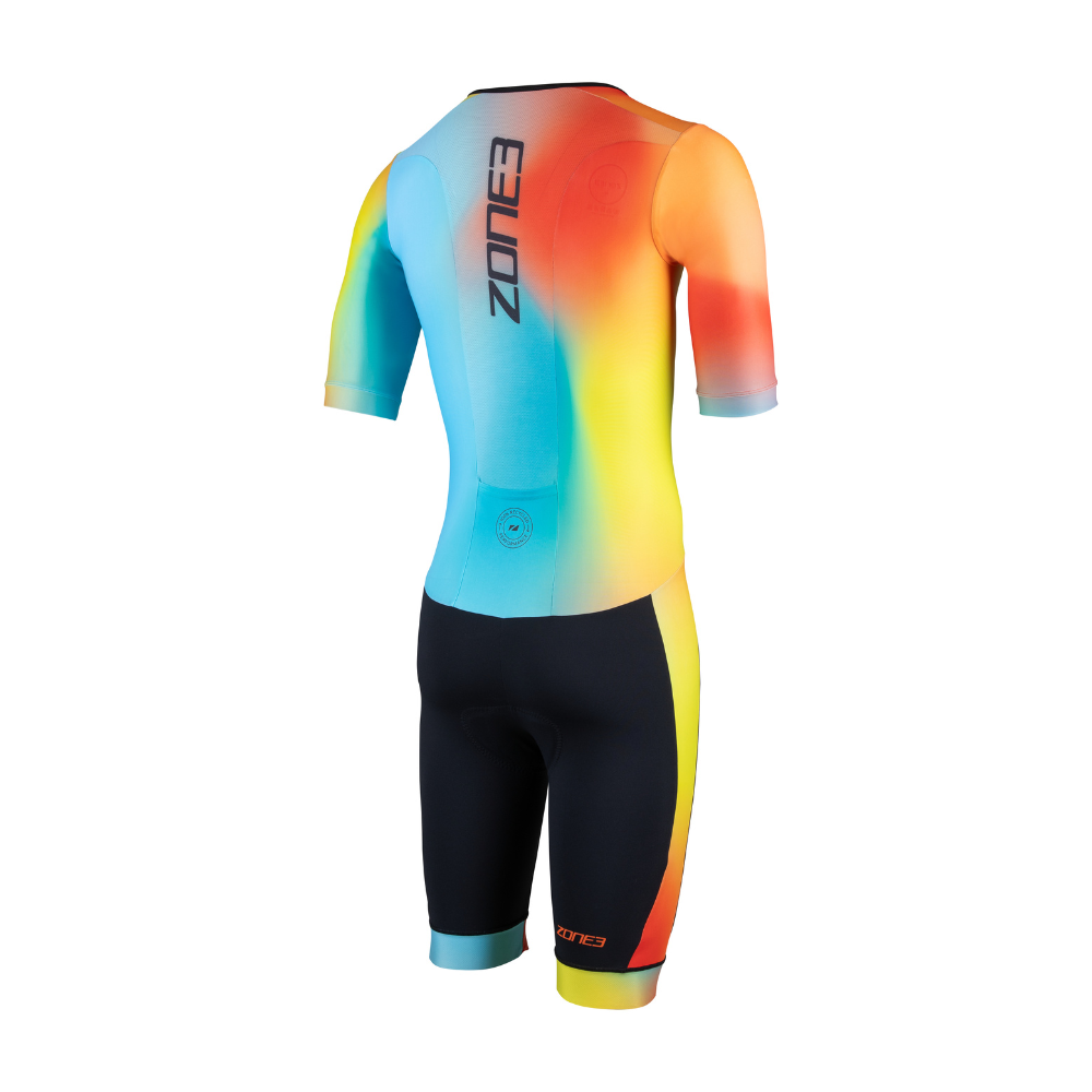Vista trasera del trisuit Activate+ de manga corta para hombre de ZONE3, con el logotipo vertical de ZONE3, parte superior degradada y parte inferior negra. Incluye el sello circular de rendimiento reciclado en la zona lumbar.