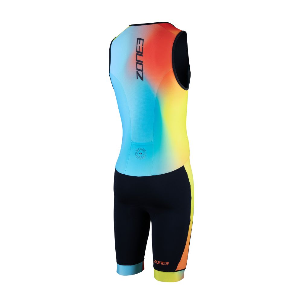 Vista trasera del trisuit Activate+ sin mangas para hombre de ZONE3, con el logotipo vertical de ZONE3 y una parte superior degradada en azul, amarillo y naranja. La parte inferior es negra, con una etiqueta circular de rendimiento reciclado.