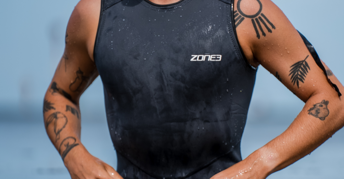 Man wearing the zone3 Yulex® Kneeskin on with a blurred background