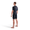 Persona con un trisuit negro, sobre fondo blanco