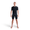 Persona con un trisuit negro, sobre fondo blanco