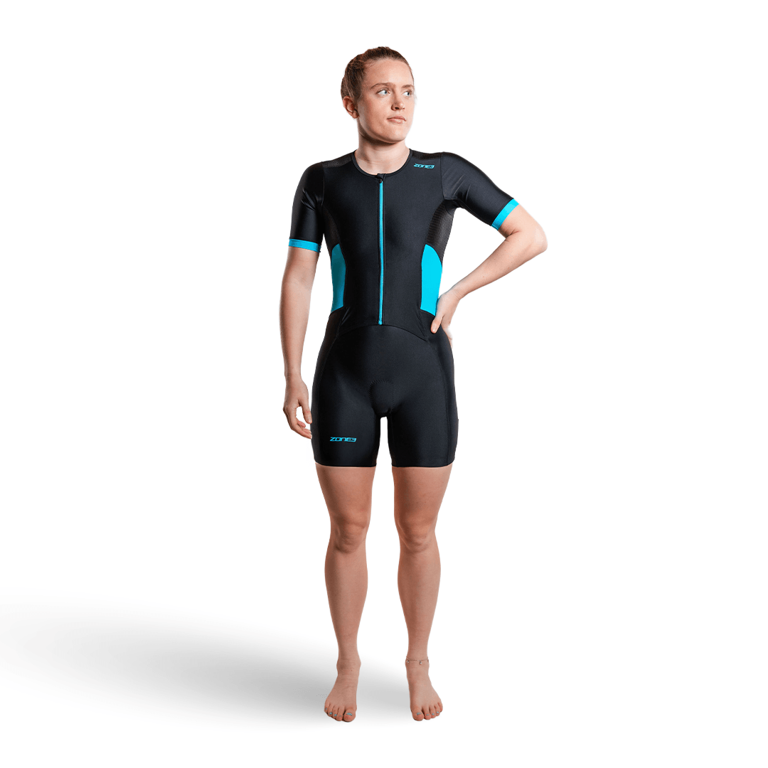 Mujer con el trisuit Activate de manga corta