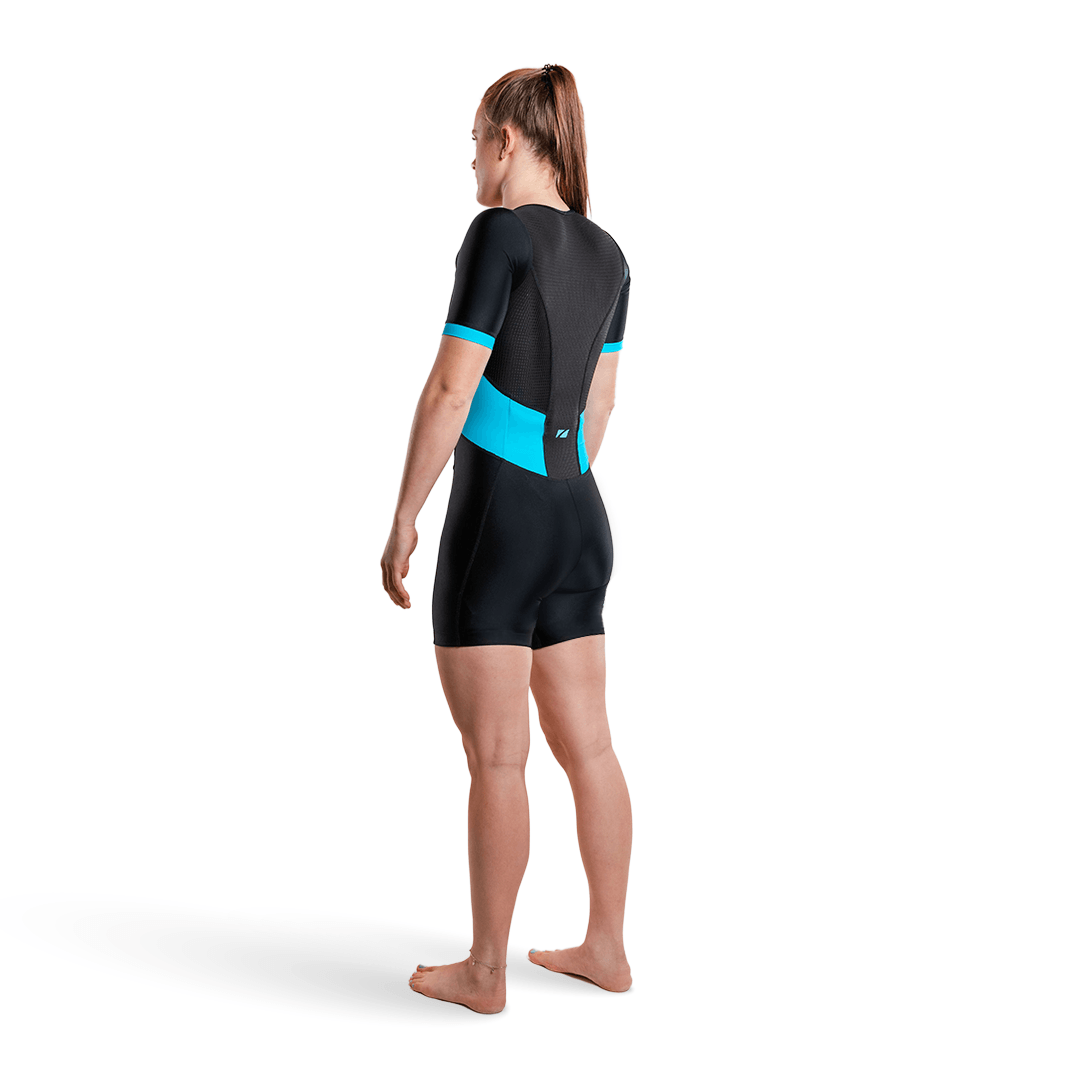 Mujer con el trisuit Activate de manga corta