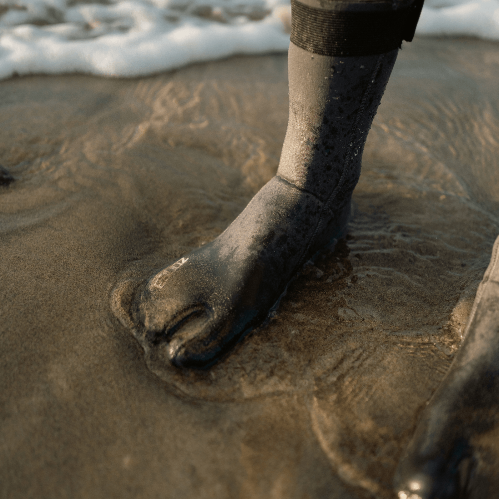 Calcetín de natación Active-Flex, ofreciendo protección al pie en aguas poco profundas al nadar o hacer surf.