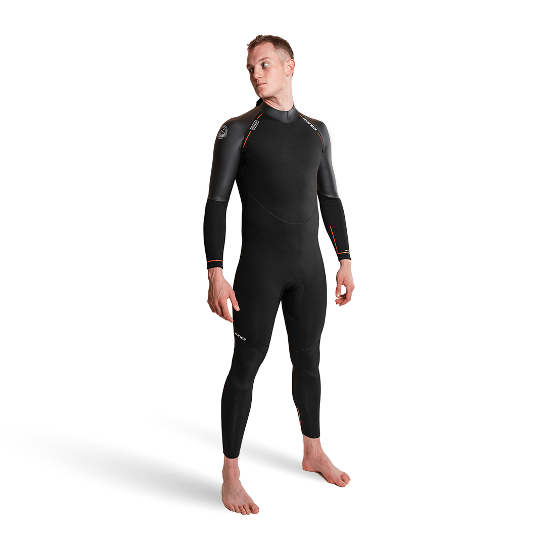 Neopreno Active-Flex en un modelo masculino, ideal para nadar en aguas abiertas, hacer surf y otros deportes acuáticos.