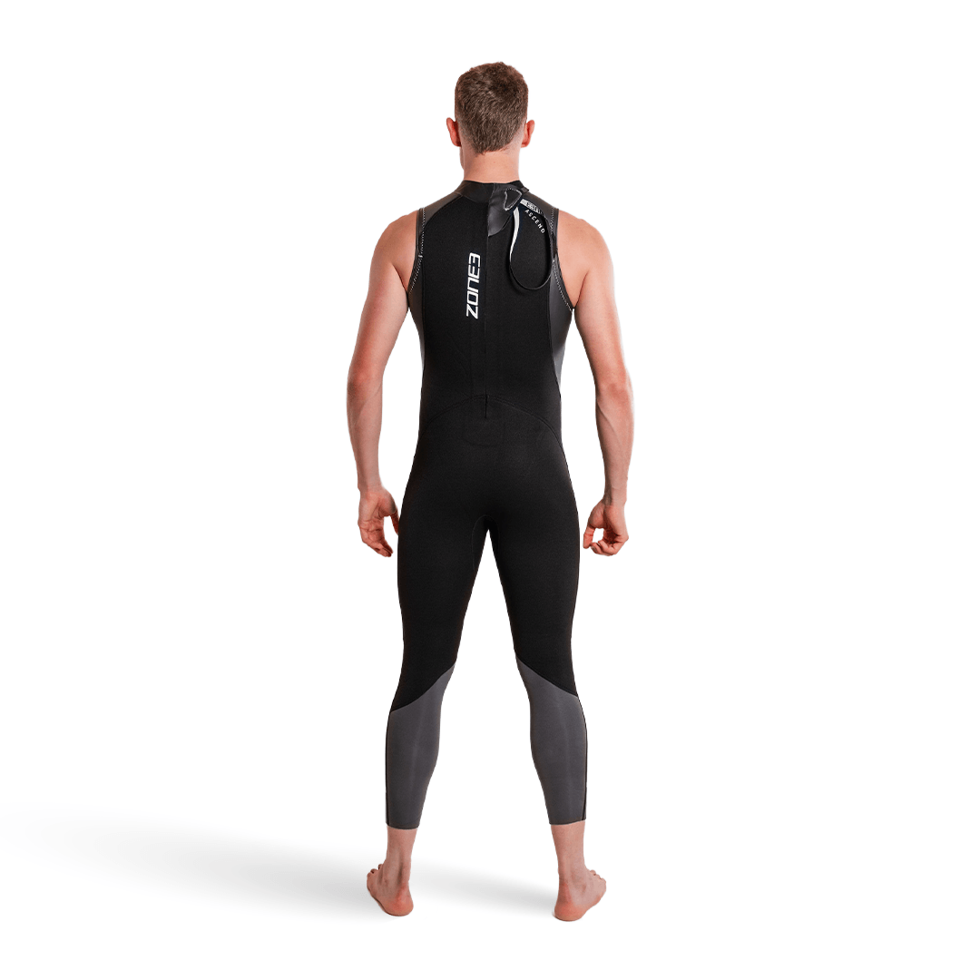 Hombre con el neopreno sin mangas Ascend, mostrando el diseño y el ajuste de la espalda, ideal para deportes acuáticos.