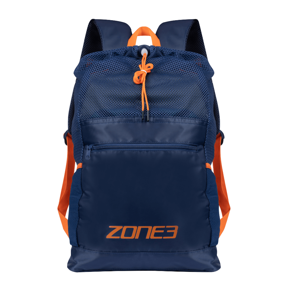 Mochila de malla de Zone3 en azul marino, con cordón naranja, bolsillo frontal con cremallera y correas de hombro naranjas