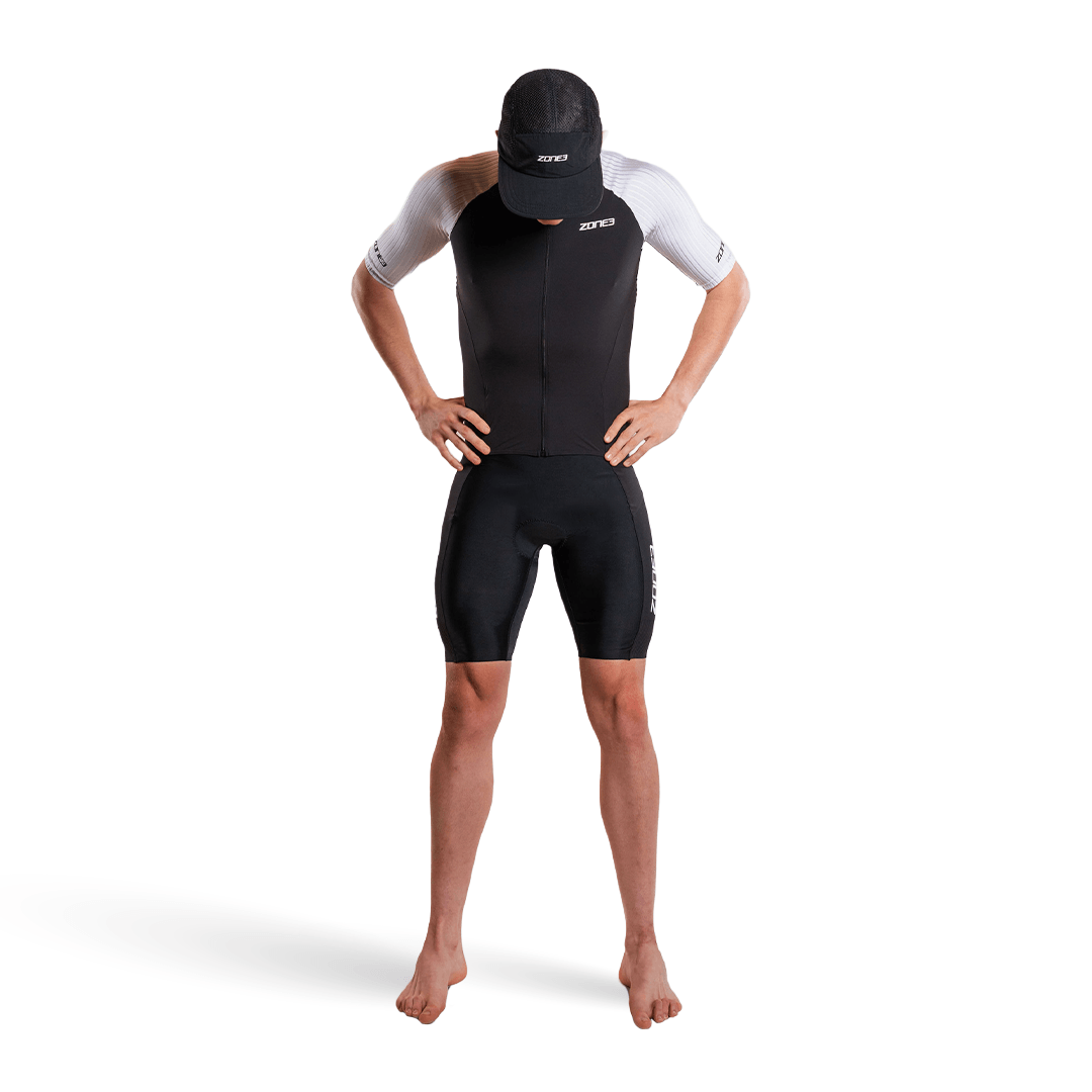 Hombre con el trisuit Lava Long Distance de manga corta y cremallera completa, sobre fondo blanco