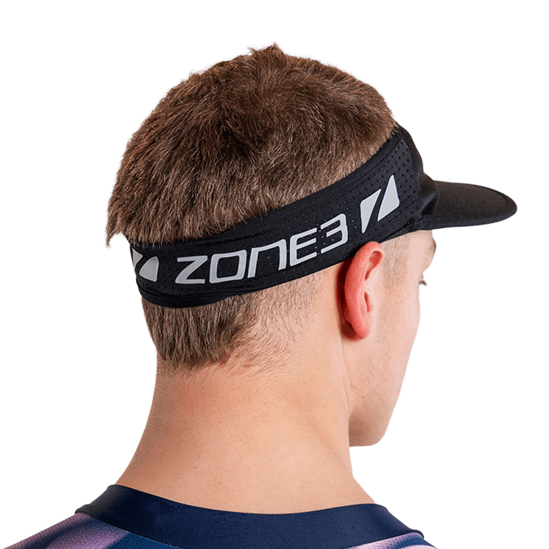 Hombre con la visera de running de zone3 en negro y el logotipo de zone3, sobre fondo blanco
