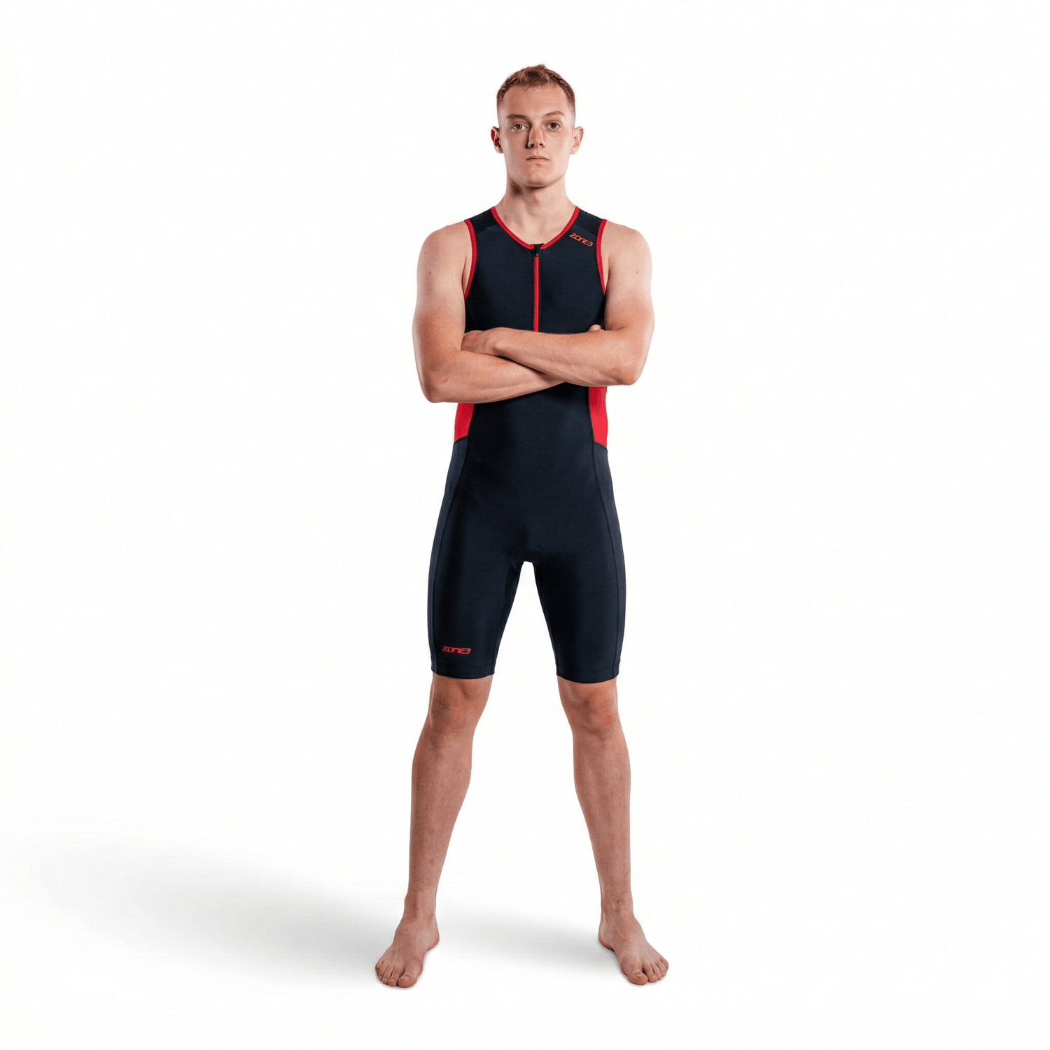 Hombre con el trisuit Activate sin mangas en negro y rojo, sobre fondo blanco