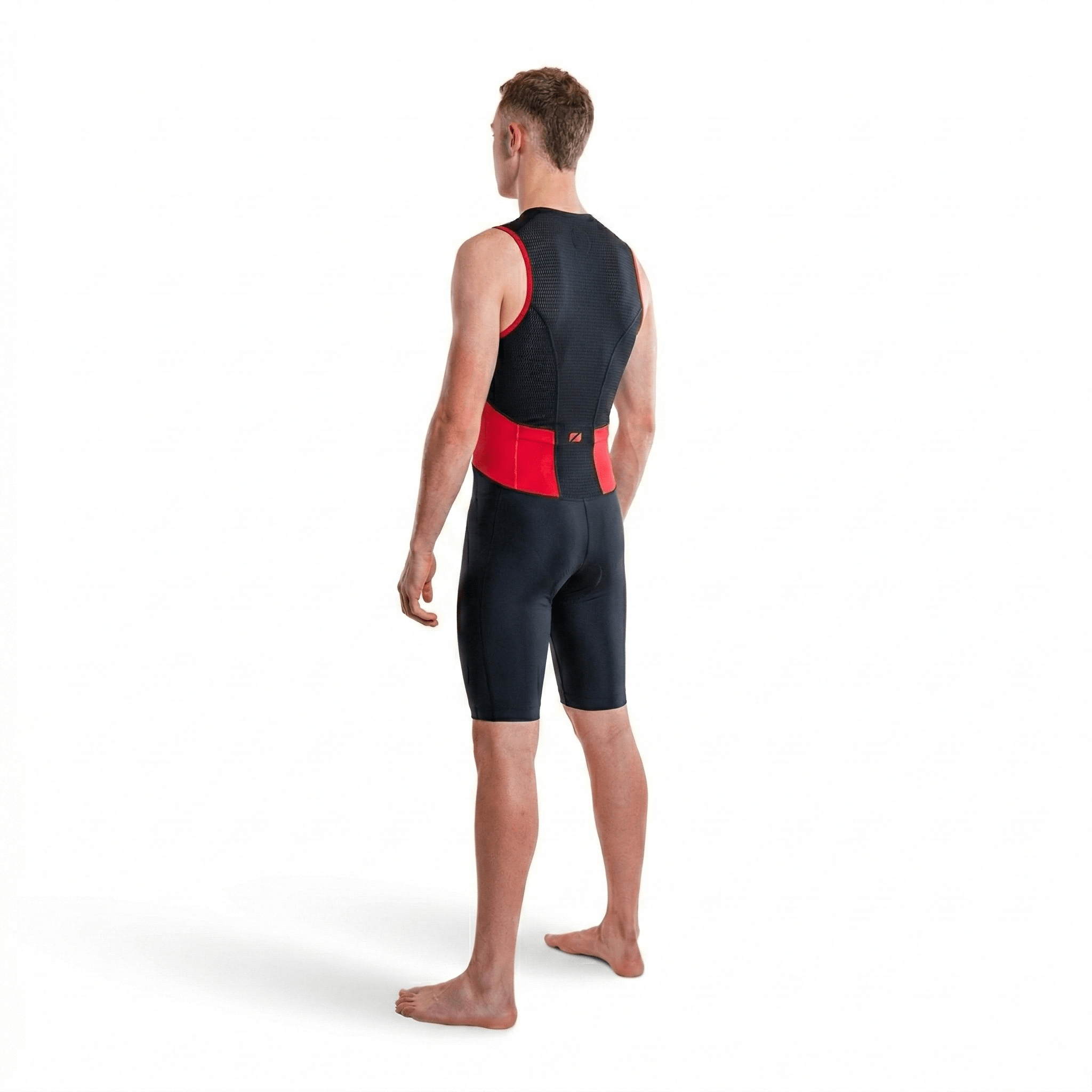 Hombre con el trisuit Activate sin mangas en negro y rojo, sobre fondo blanco