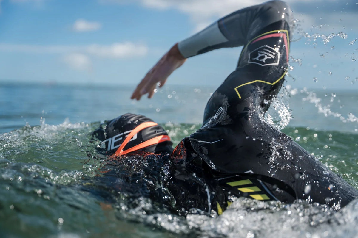 Nadador con neopreno ZONE3 en aguas abiertas